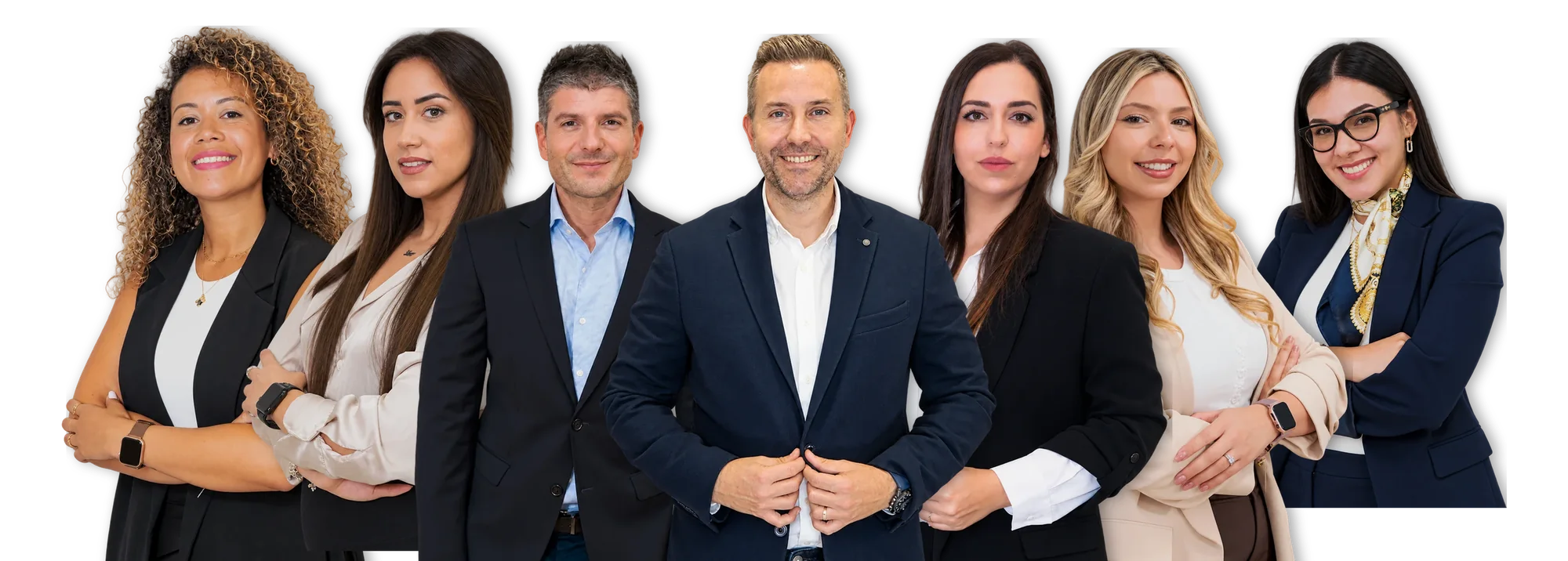 Josep Arribas, Joan Font y Marta Vallés, de dirección, con el equipo de seguros de Asesoría Arribas en Badalona