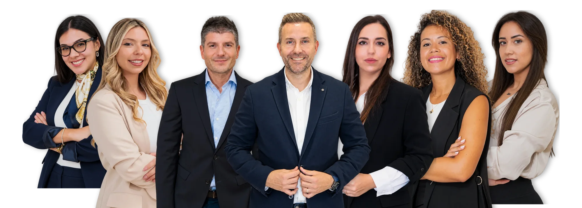 Josep Arribas, Joan Font y Marta Vallés, de dirección, con el equipo de seguros de Asesoría Arribas en Badalona