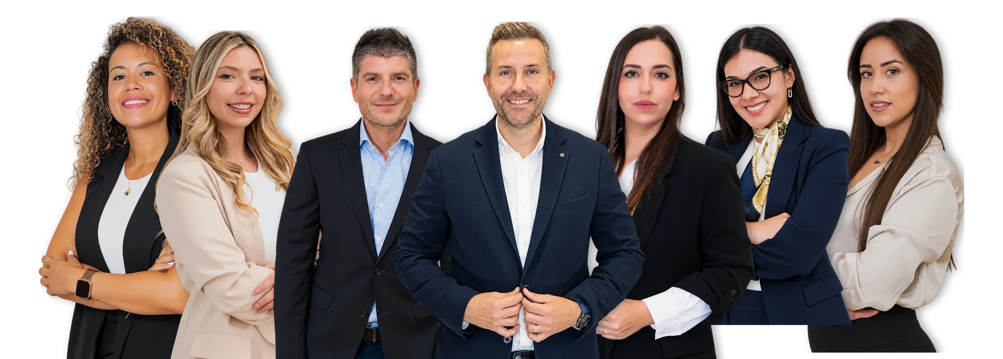 Josep Arribas, Joan Font y Marta Vallés, de dirección, con el equipo de seguros de Asesoría Arribas en Badalona